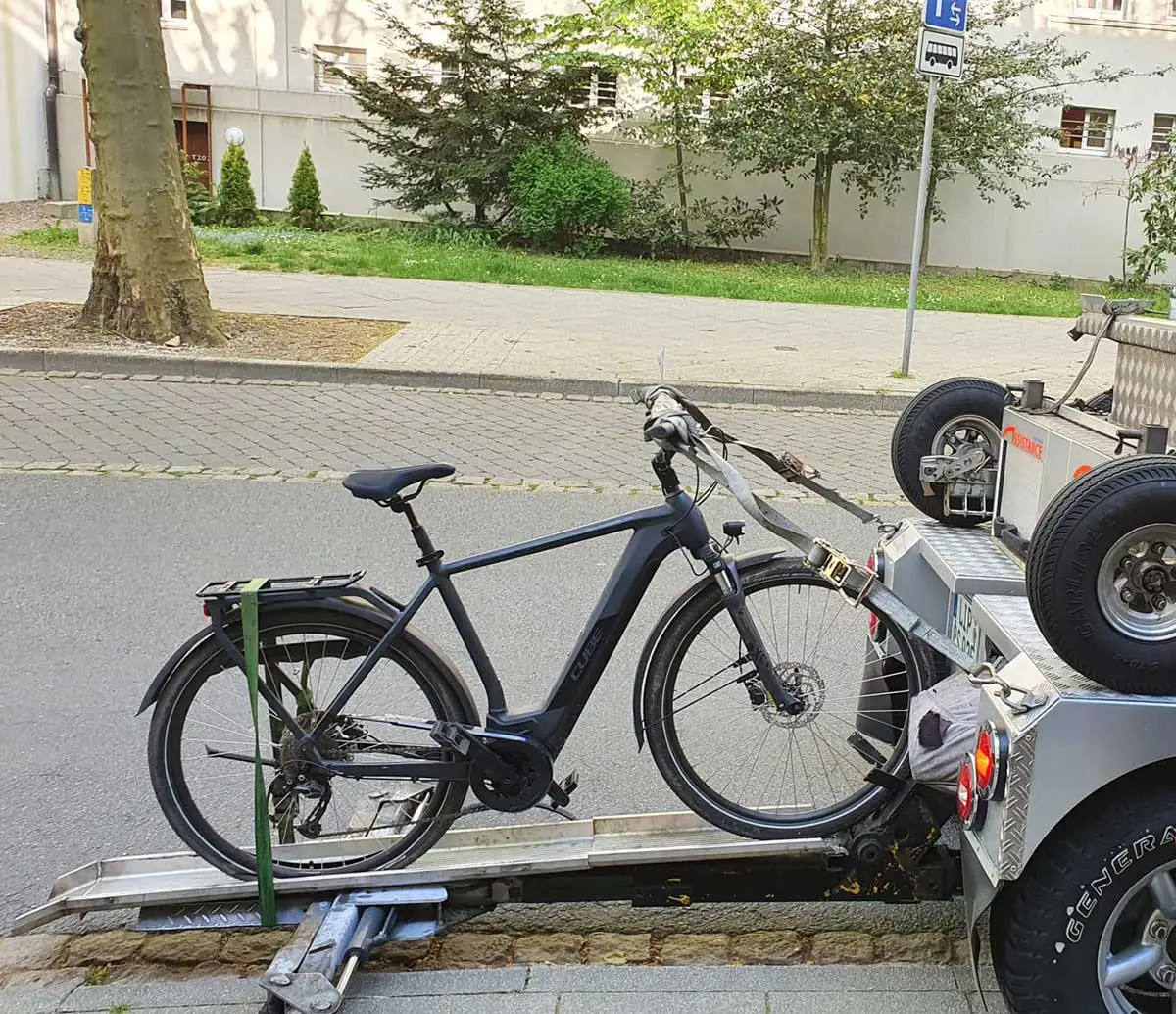 Daniels kaputtes Fahrrad wird vom Abschleppservice abgeschleppt